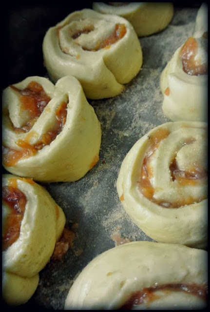 bułki drożdżowe zawijane, drożdżówki zawijane, rollsy z dżemem, ślimaczki drożdżowe,