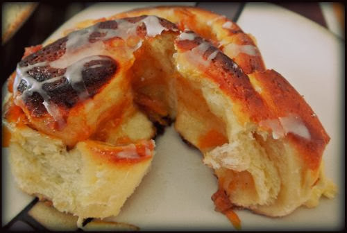 wilgotne ciasto drożdżowe, ciasto drożdżowe z kefirem, dżem z nektarynek, ciasto z dżemem