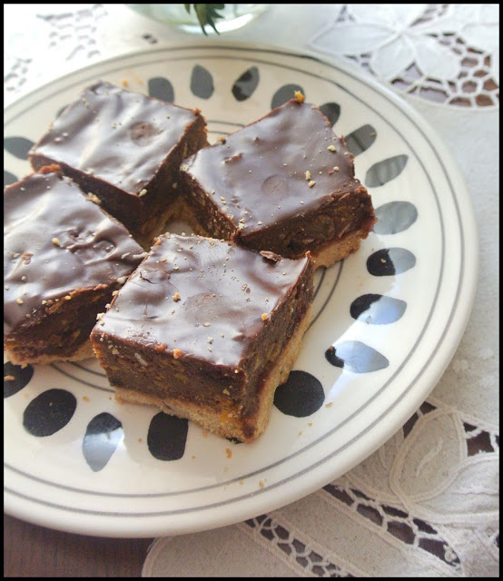 bajaderka, ciasto kruche z masą czekoladową, krajanka czekoladowa, zdrowe ciasto, ciasto bez białego cukru, masa czekolada, ciasto z miodem, ciasto z bakaliami, fit przepis, fit blog, dietetyczny blog