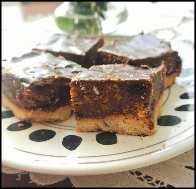 najlepsza bajaderka, ciasto z czekoladą i bakaliami, ciasto bez białego cukru, bajaderka z bakaliami, dietetyczne wypieki, blog o zdrowiu, blog dietetyczny,