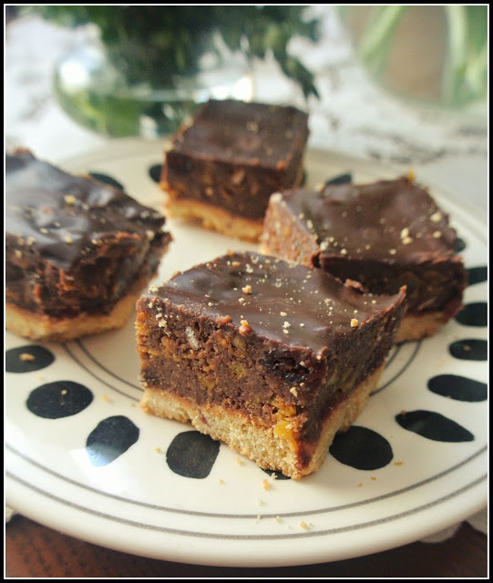 bajaderka bezglutenowa, bajaderka bez glutenu, ciasto kruche bez białego cukru, ciasto kruche bezglutenowe, kruche ciasto z masa czekoladową, krajanka czekoladowa, krajanka przepis, krajanka z bakaliami, ciasto z bakaliami, ciasto z płatkami kukurydzianymi,