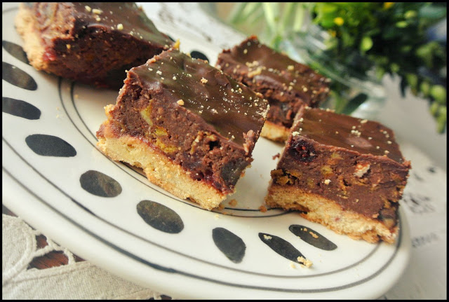 kostka czekoladowa, krajanka bakaliowa, czekolada z bakaliami, ciasto z dżemem, kruche ciasto z kremem, ciasto z kremem, wypieki z kremem, ciasto na weekend, kruche ciasto z dżemem, ciasto z czekoladą, zdrowe wypieki, zdrowa masa czekoladowa, przekładaniec z czekoladą, bajaderka