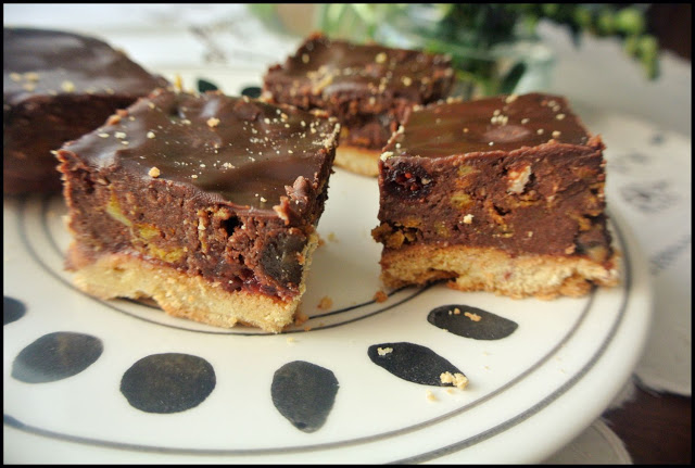 bajaderka bezglutenowa, bajaderka przepis, bajaderka bez białego cukru, zdrowa bajaderka, ciasto bajaderka przepis, czekoladowe ciasto z bakaliami, czekolada masa, kruche ciasto z czekoladą.