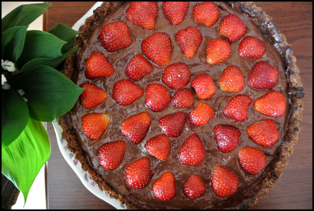 wegańska tarta czekladowa, wegańskie ciasto z truskawkami, wegański krem czekoladowy,