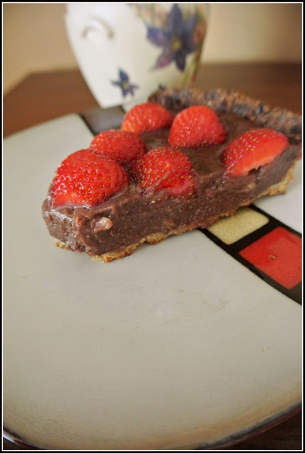 kruche ciasto wegańskie z truskawkami, tarta z truskawkami, krem czekoladowy do tortu,