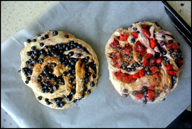 zawijane drożdżówki, zawijane ciasto drożdżowe, wilgotne ciasto ciasto z truskawkami, ciasto z jagodami, drożdżowe z jagodami, fit wypieki, fit ciasto drożdżowe, ciasto drożdżowe na mące orkiszowej,