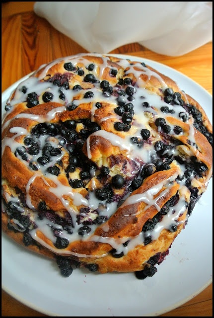 ciasto drożdżowe fit, orkiszowe ciasto drożdżowe, drożdżówki z truskawkami, fit drożdżówki, puszyste ciasto drożdżowe, najlepsze ciasto drożdżowe, wilgotne ciasto drożdżowe, wieniec drożdżowy,