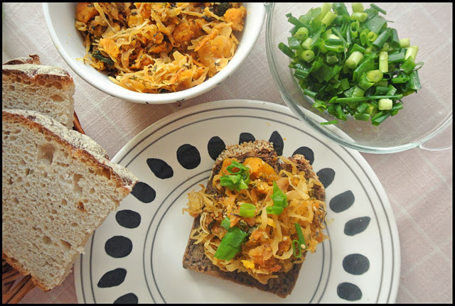 kapusta kiszona gotowana, kapusta kiszona na ciepło. bigos wegetariański, smalec wegetariański, dynia przepisy, sałatka z dynią, sałatka z kapusty kiszonej, przepis na kapustę kiszoną, warzywne dania, kuchnia wegetariańska, sałatka bez majonezu