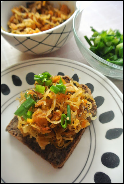 surówka bez majonezu, dietetyczna surówka, dietetyczna surówka, zespół jelita drażliwego, prebiotyki, jak dodać warzywa do diety, pyszne sałatki, jak jeść warzywa, warzywne posiłki, kapusta kiszona przepis,