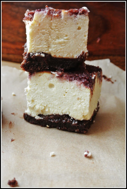 kremowy sernik przepis, przepis na sernik, sernik na spodzie brownie, brownie z serem, sernik na cieście czekoladowym, masa serowa, waniliowy sernik z malinami, sernik z czekoladą,