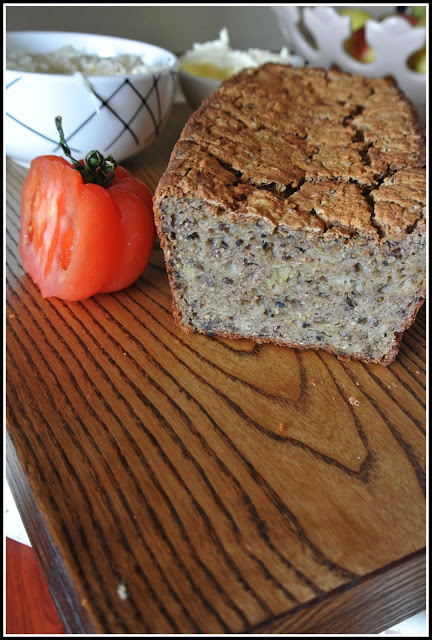 chleb bez glutenu, aromatyczne pieczywo, prosty chleb bez glutenu, chleb gryczany, chleb cebulowy, ciemny chleb, chleb razowy, przepis na pyszny i prosty chleb.