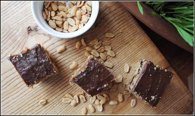 zdrowe ciasto z orzechami, orzechowiec przepis, ciasto orzechowe przepis, wegańskie ciasto orzechowe przepis, wegański orzechowiec przepis, wegański karmel przepis, wegańska pianka przepis, karmel daktylowy, karmel bez białego cukru, cukier kokosowy, ciasta z cukrem kokosowym