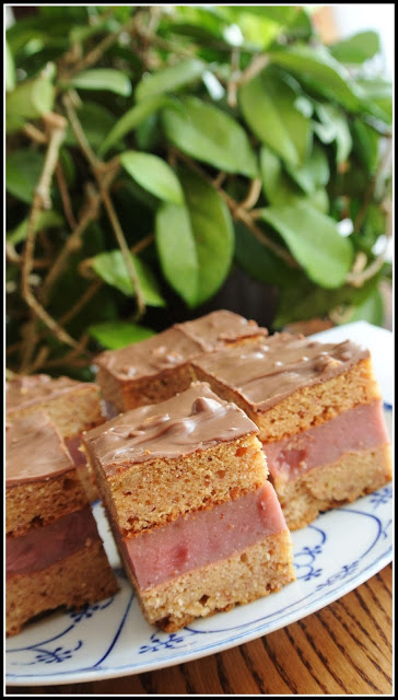 przepis na ciasto wegańskie, wegańskie ciasto bananowe, pianka truskawkowa na agarze, galaretka na agarze, wegańska galaretka, wegańskie ciasto z galaretką,