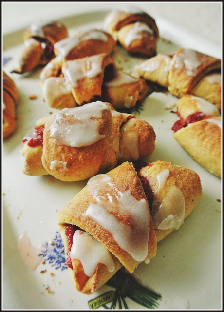 rogaliki drożdżowe, fit rogaliki, dietetyczne słodkości, fit rogale, fit słodkości, fit słodkości z truskawkami, fit ciasto z truskawkami, wypieki drożdżowe, jak zrobić rogaliki drożdżowe,