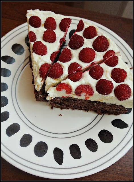 ciasto czekoladowe z malinami, czekoladowe z kremem mlecznym, tort czekoladowy z kremem, krem śmietankowy, krem do tortu bez cukru, tort bez białego cukru, ciasto z daktylami,