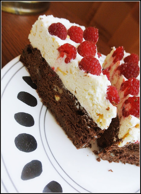 ciasto czekoladowe z kremem, ciasto z malinami, brownie z kremem i malinami, prosty krem do tortu, krem sernikowy, krem śmietankowy, krem z białą czekoladą, zdrowe ciasto czekoladowe,