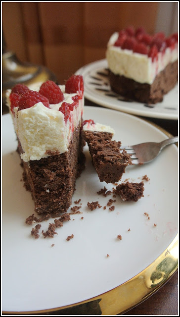 ciasto gianduja zdrowe, zdrowe ciasto czekoladowe, wegańskie ciasto czekoladowe, ciasto z ciecierzycy, brownie z ciecierzycy, wilgotne ciasto czekoladowe, zdrowy murzynek, krem śmietankowy, ciasto z płatkami kukurydzianymi,