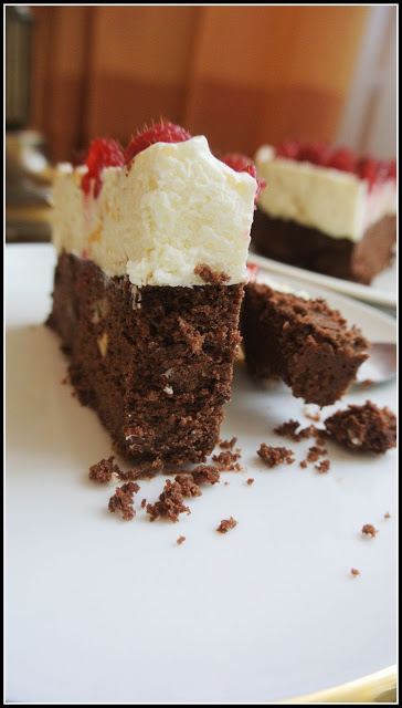 ciasto z kremem śmietankowym, krem z białą czekoladową, zdrowy krem do tortu, ciasto czekoladowe bez nabiału, brownie z ciecierzycy, fit brownies, brownie z syropem klonowym, ciasto z daktylami,