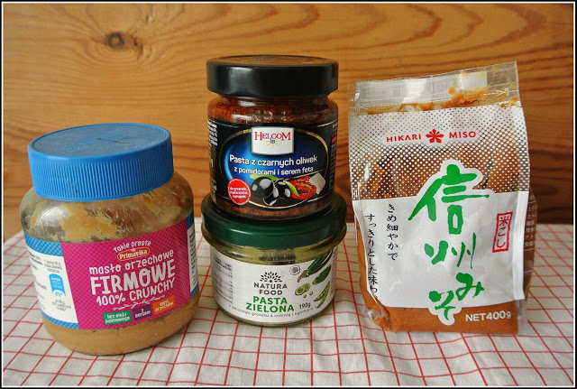 włoska pasta, włoska pasta z czarnych oliwek, czerwone pesto, prosta pasta, prosty sos do makaronu, pasta z oliwek z serem feta, pasta z serem feta,