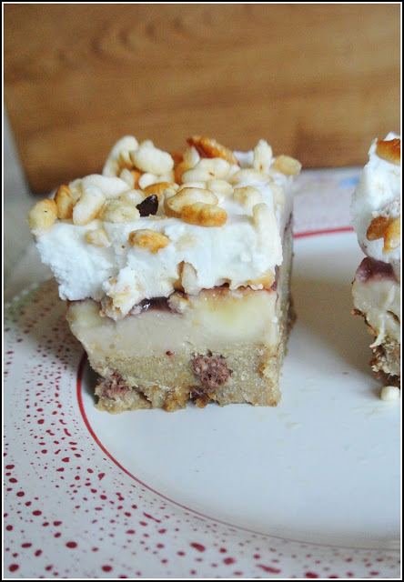 ciasto banoffee, ciasto banoffee z warstwą kokosową, pianka kokosowa, krem budyniowy, ciasto z kremem budyniowym, krem bananowy, ciasto z bananami, 