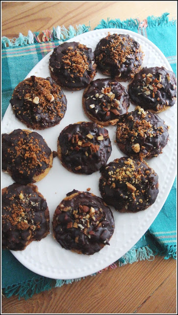 wegańskie ciastka, wegańskie ciasteczka jeżyki, wegański snickers z bakaliami, jeżyki przepis, ciastka jeżyki przepis, zdrowe jeżyki