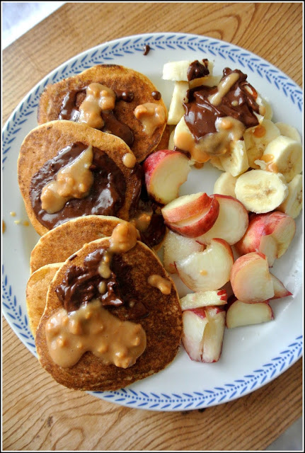 wegańskie śniadanie na słodko, fit naleśniki, fit blog, blog z dietetycznymi przepisami, dietetyczne śniadanie, dietetyczne śniadanie na słodko, wegańska polewa czekoladowa, placuszki wegańskie, naleśniki wegańskie, przepisy z mąką kokosową.