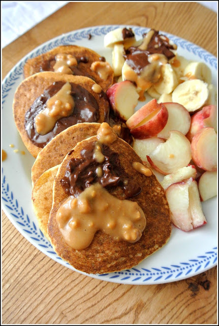 Pancakes migdałowo-kokosowe, naleśniki kokosowe, naleśniki low carb, pancakes wegańskie, wegańskie placuszki, wegański placki, placki kokosowe, mąka kokosowa,mąka migdałowa, placki migdałowe,