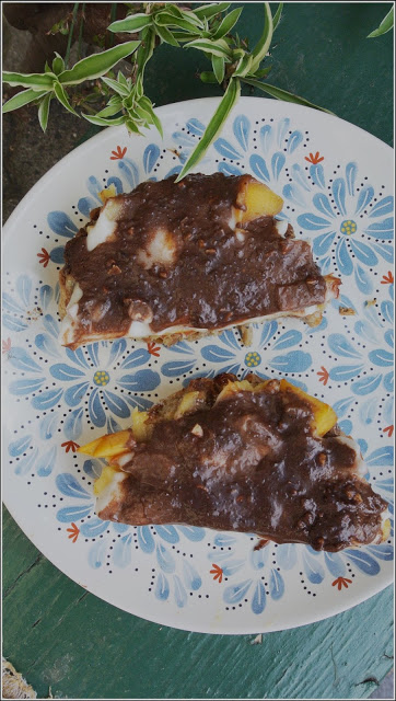 wegańska tarta z praliną, wegańska polewa czekoladowa, wegańskie ciasto z owocami,