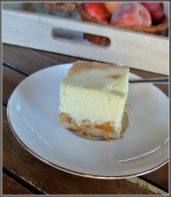 włoski sernik przepis, delikatny sernik z ricottą, przepis na sernik z brzoskwiniami, sernik na kruchym spodzie, sernik bez glutenu, ciasto z brzoskwiniami, masa serowa bez cukru