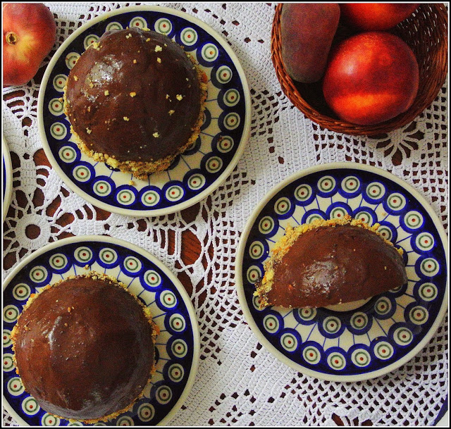 desery wiosenne, mono porcja. małe ciasta, mono desery, półkule deser, ciasto z brzoskwiniami,