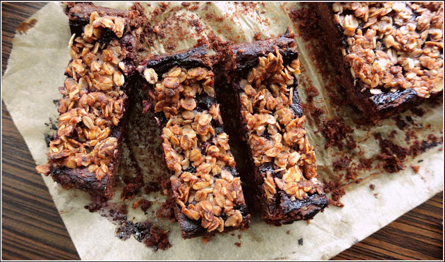 chrupka owsiana, brownies anzac, brownies z kruszonką, wsiana kruszonka, wegańskie brownies, najlepsze brownies, najlepsze fit brownies, najlepsze zdrowe wypieki,