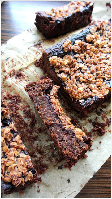 brownies orzechowe, wegańskie ciasto czekoladowe, wegańskie brownies, wegańskie ciasto, brownies z ciecierzycy, wegańskie brownies z ciecierzycy,