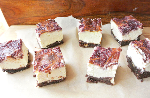 prosty sernik, przepis na prosty sernik, sernik delikatny, wilgotny sernik, sernik z czekoladą, przepis na sprawdzony sernik, sernikobrownies, sernik brownie z mlinami,