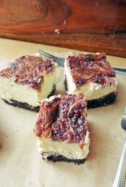 sernik z musem malinowym, najlepszy pieczony sernik, sernik z owocami, sernik na cieście brownies, sernik na czekoladowym cieście, przepis na sernik, najlepsze serniki przepis, przepis na kremowy sernik,