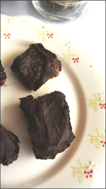 dietetyczny snickers, snickers baton, przepis na snickers, fit snickers, batoniki snickers, jak zrobić zdrowy snickers, jak zrobić wegański snickers, przepis na wegański karmel, karmel z daktyli, karmel bez białego cukru,