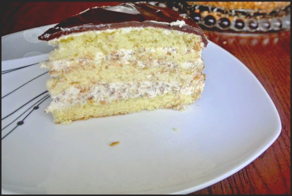 tort kinder bueno, ciasto bueno, kostka bueno, najlepszy tort, tort orzechowy, tort mleczno-orzechowy, tort wafelkowy, przepis na tort orzechowy,