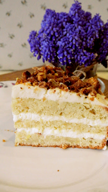 tort z chrupką, przepis na tort cytrynowy, ciasto na maślance, wilgotny biszkopt do tortu, ciasto na biszkopcie z kremem, biszkopt z kremem cytrynowym, przepis na prosty krem sernikowy, krem z serka naturalnego, krem mleczny, fit przepis na krem do tortu, krem do tortu bez cukru,