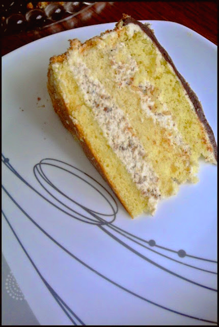 tort kinder bueno, tort kinder, ciasto z orzechami, krem z orzechów laskowych, ciasto z orzechami laskowymi, ciasto kinder bueno, krem mleczno-orzechowy, ciasto prince polo, tort z wafelkami,